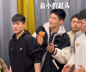 开云登录入口-广东为胡明轩庆生！杜锋高待遇，多人摁头往蛋糕砸，想报复却未果